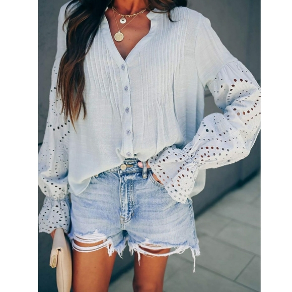 🎊HOST PICK🎊Flowy Bell Sleeve Button Down - Picture 3 of 6